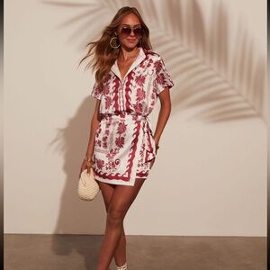 ✨VICI ‘Fiesta del Sol Printed Satin Short Sleeve Blouse’ in White/Rust✨